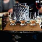 Degustacja whisky w eleganckim barze w Battery Point w Tasmanii