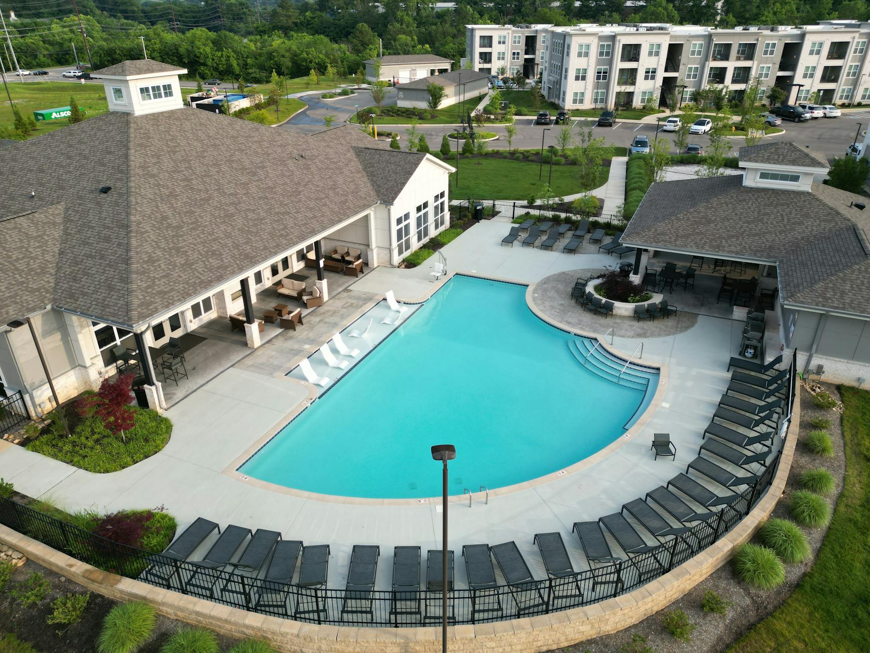 Nowoczesne osiedle mieszkaniowe z basenem widziane z lotu ptaka