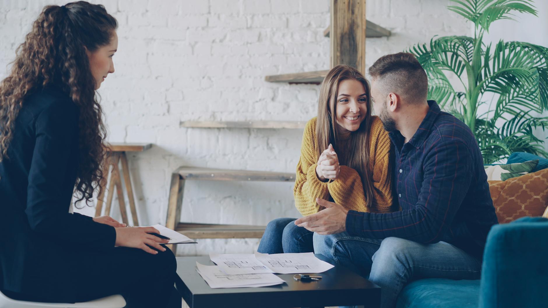 Para rozmawia z doradcą o zakupie pierwszego mieszkania