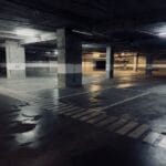 Puste miejsca w podziemnym garażu i kałuże na posadzce