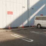 Pusty miejski parking z białym vanem w słońcu i cieniu