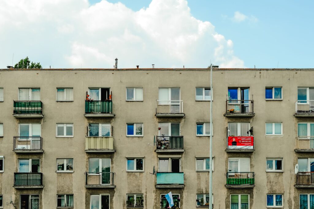 Jak wyciszyć mieszkanie w nowym bloku – sprawdzone sposoby na hałas od sąsiadów