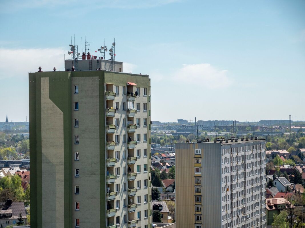 Jak wyciszyć mieszkanie w nowym bloku – sprawdzone sposoby na hałas od sąsiadów Jak wyciszyć mieszkanie w nowym bloku – sprawdzone sposoby na hałas od sąsiadów
