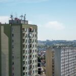 Jak wyciszyć mieszkanie w nowym bloku – sprawdzone sposoby na hałas od sąsiadów