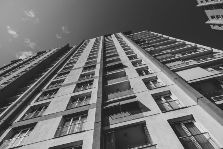 Umowa rezerwacyjna a wniosek o kredyt: jak zabezpieczyć zadatek w razie braku finansowania?